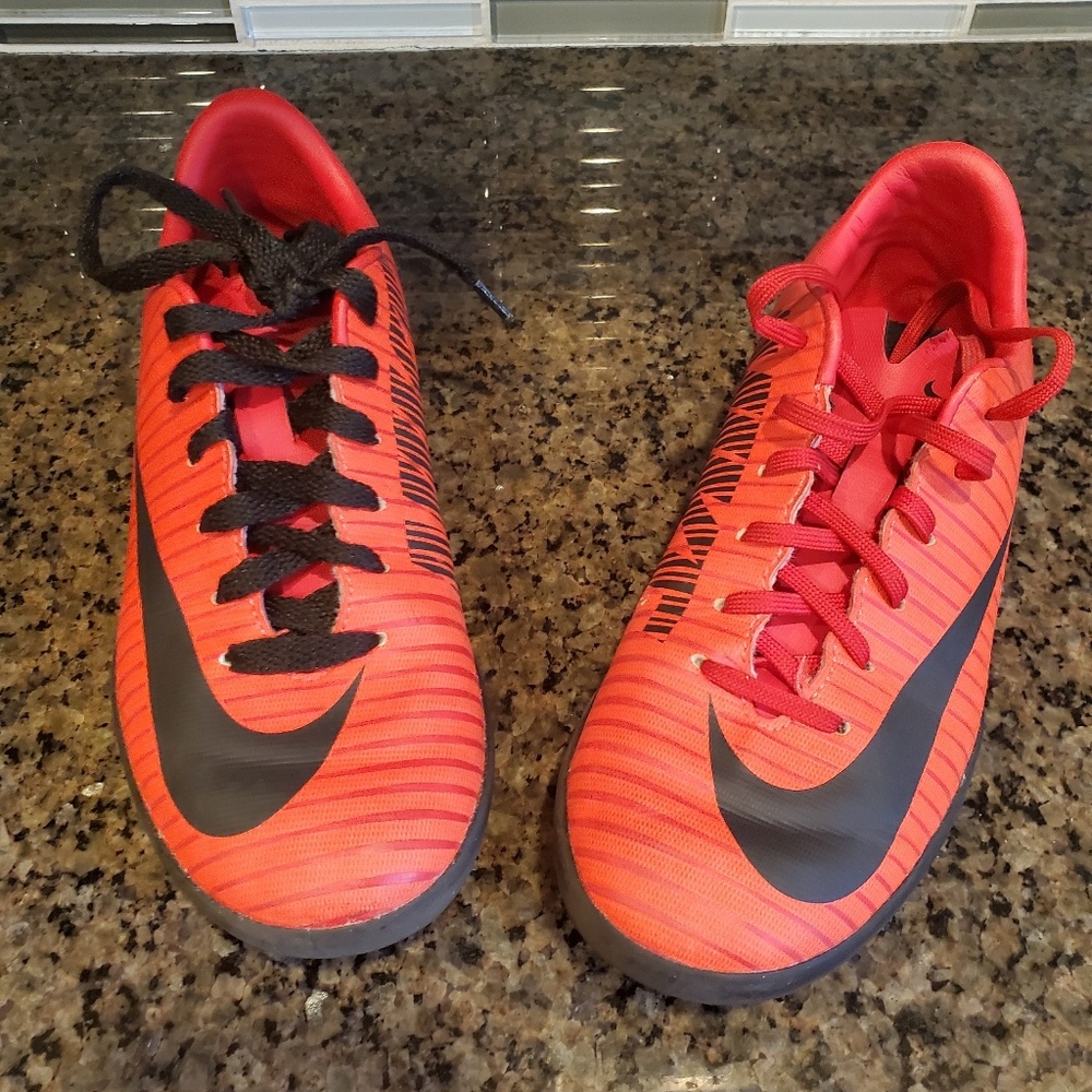 Kids indoor soccer shoes